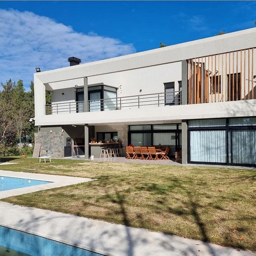 Una casa terminada y el boceto de diseño de otro proyecto