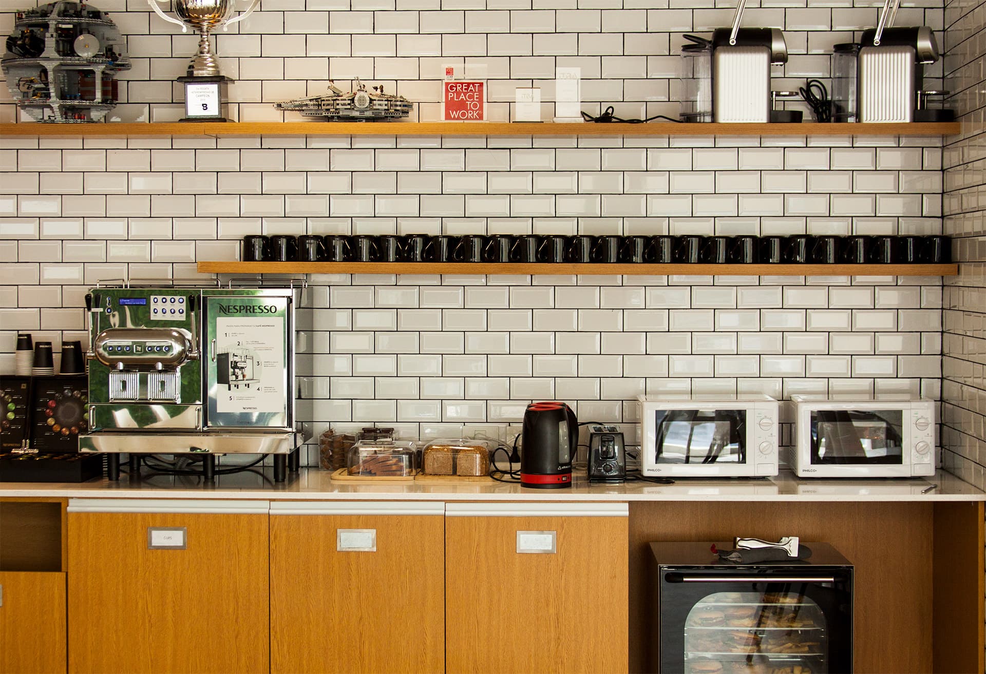 Área de cocina y servicios